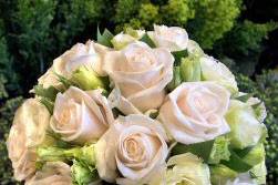 Ramo clasico con rosas blancas