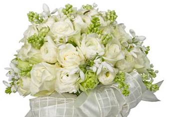 Arreglo floral blanco con moño de gaza blanca