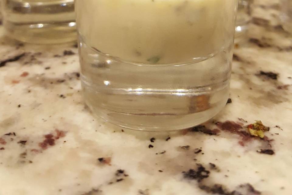 Mini shot de camarón con salsa