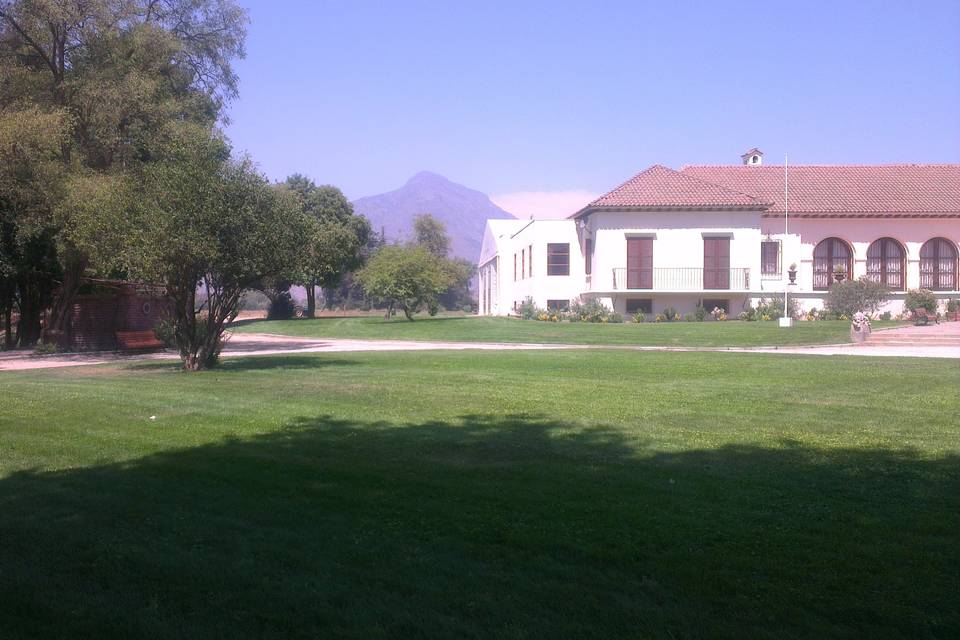 Frente a la Casona