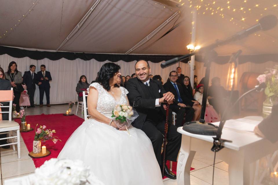 Pareja sentada en su ceremonia