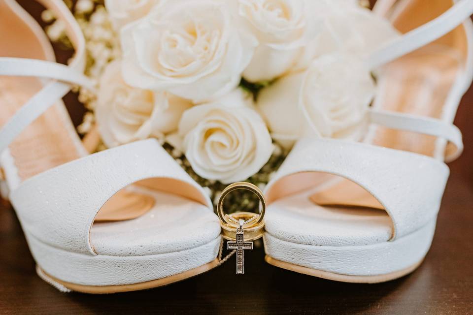 Zapatos de novia y argollas