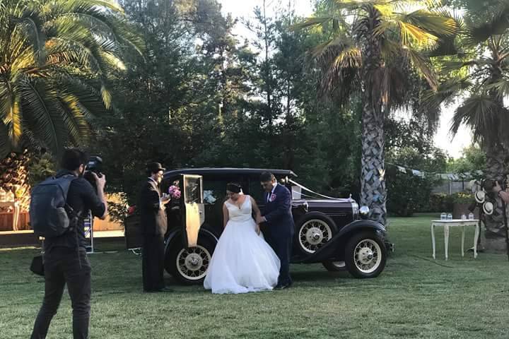 Vehículo antiguo para novia