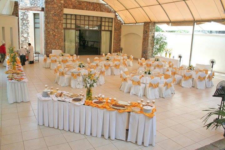 Salón con mesas redondas y rectangulares