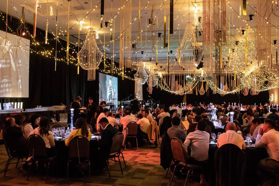 Invitados en un salón decorado con luces