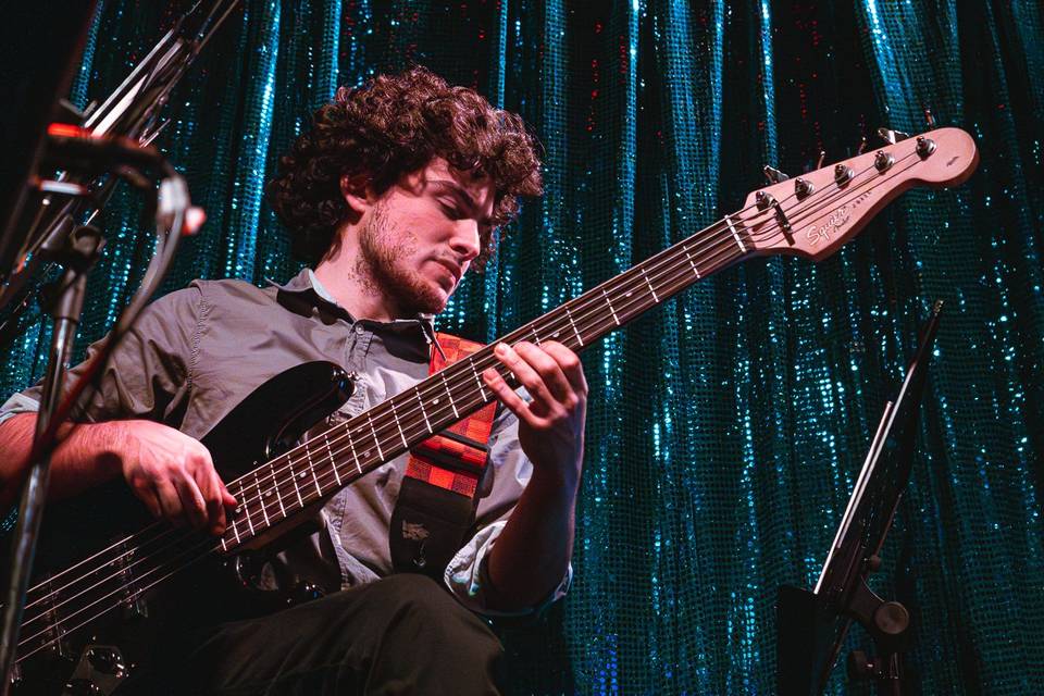 Tocando el bajo