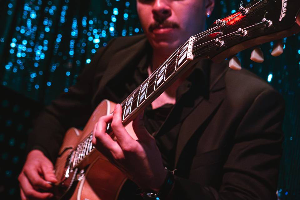 Tocando la guitarra