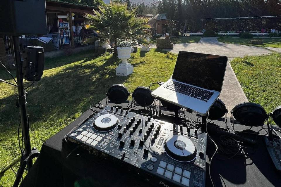 Cabina de DJ en el jardín