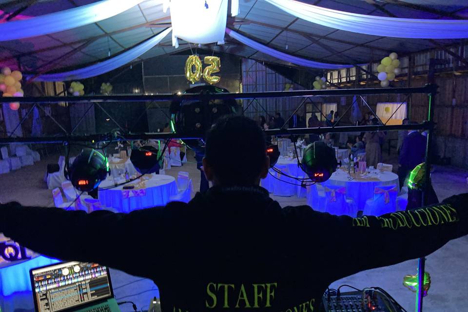 DJ tocando en evento