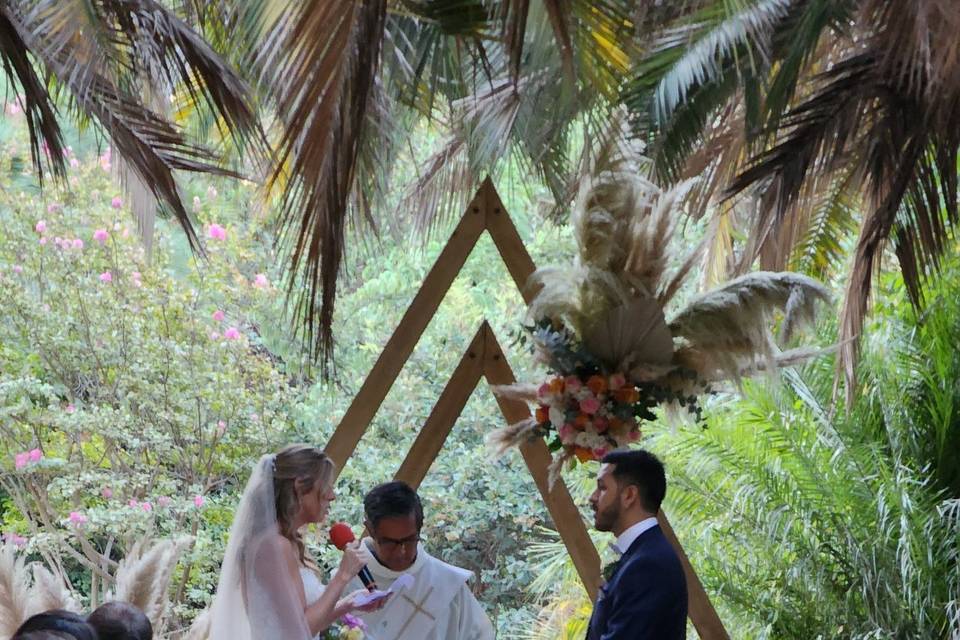 Altar decorado con flores