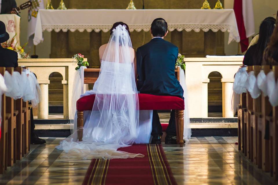 Novios y altar