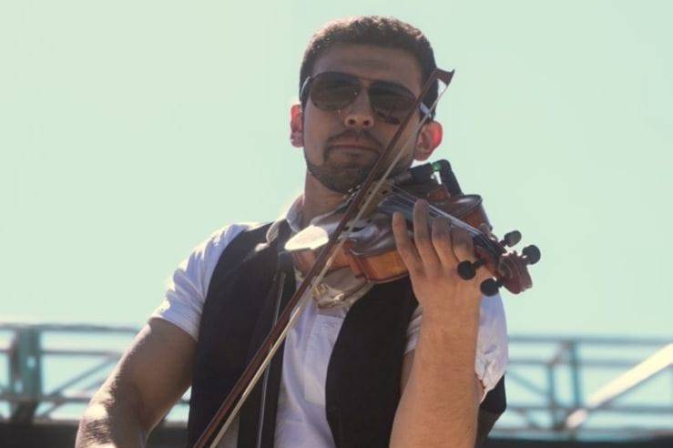 Artista tocando el violín