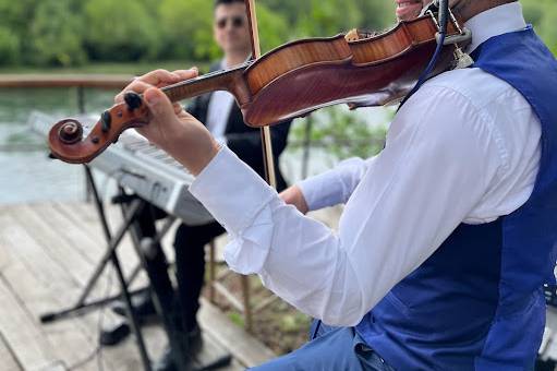 Tocando el violín y el piano al aire libre