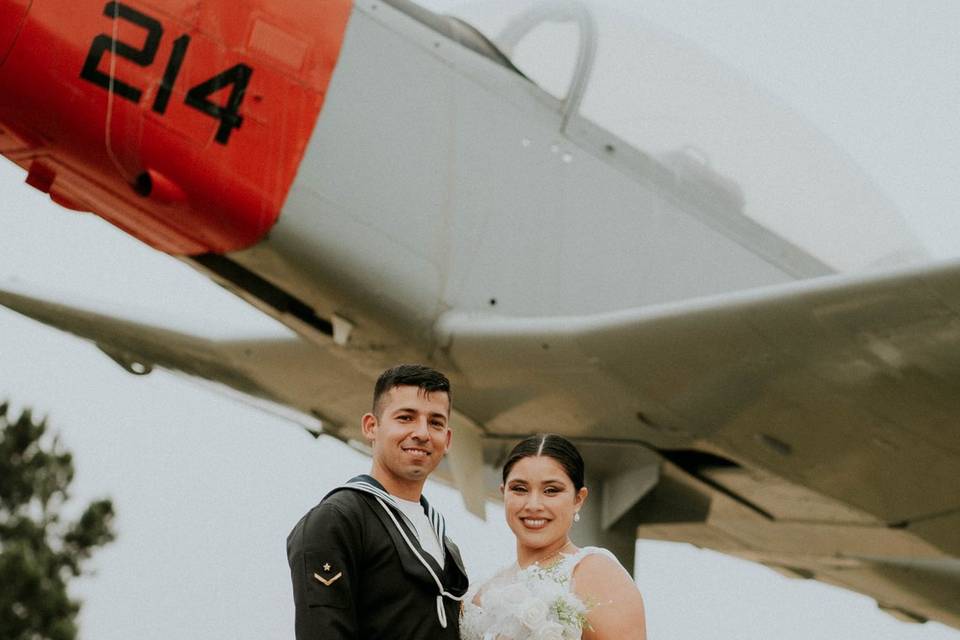 Novios posando en el jardín