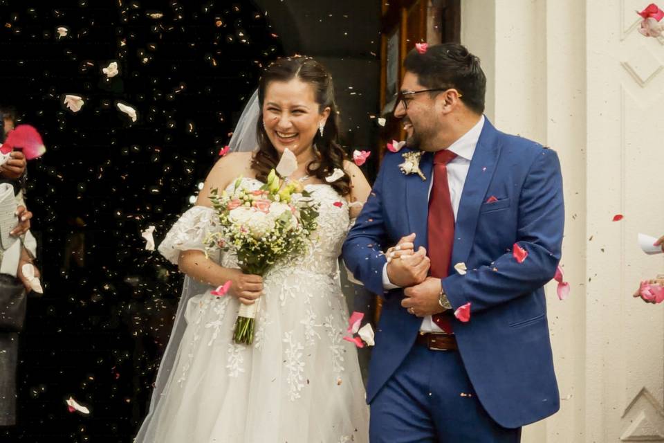 Recién casados saliendo de la iglesia