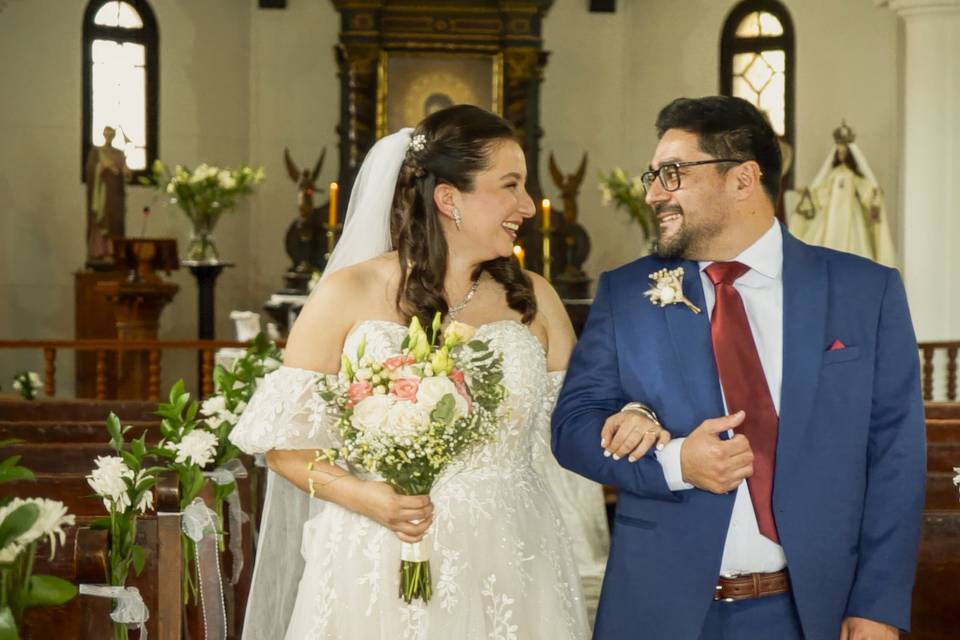 Novios en la iglesia