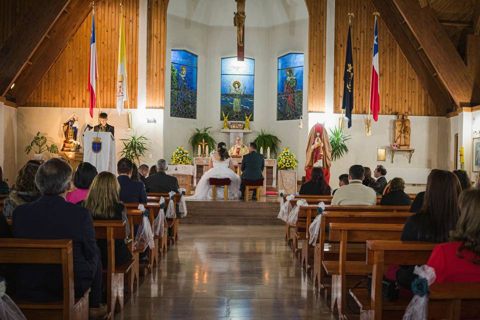 Novios casándose en la iglesia