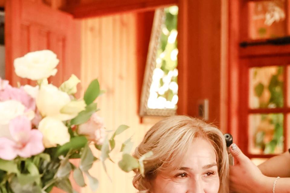 Mujer tomando en una copa