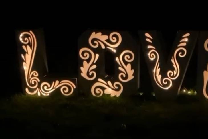 Letras gigantes con luces