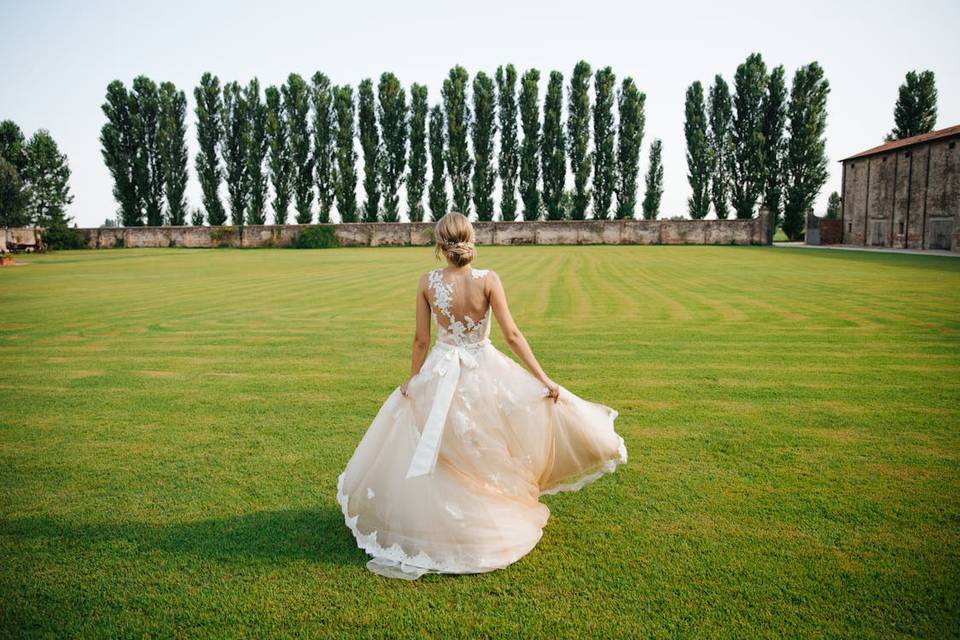 Novia paseando por el jardín