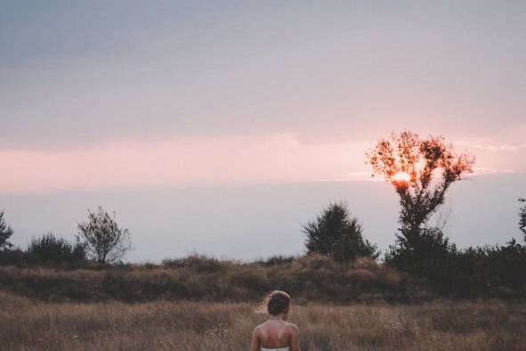 Novia caminando por el campo