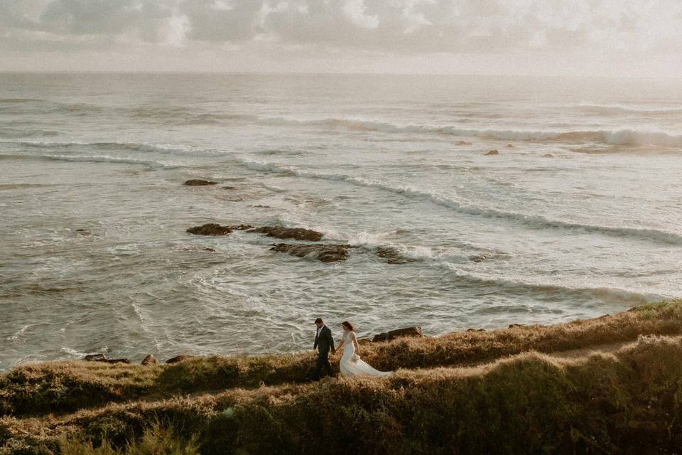 Foto panorámica de novios caminando