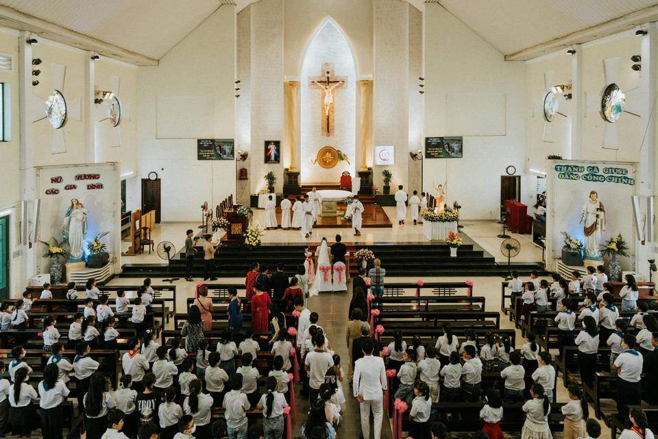 Novios en la iglesia