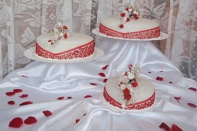 Torta con flores rojas en pastillaje