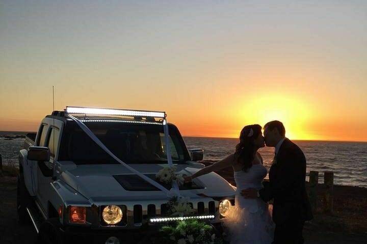 Novios en Hummer puesta de sol