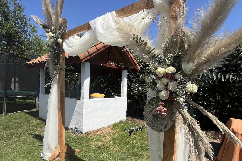 Arco floral bohemio con velo