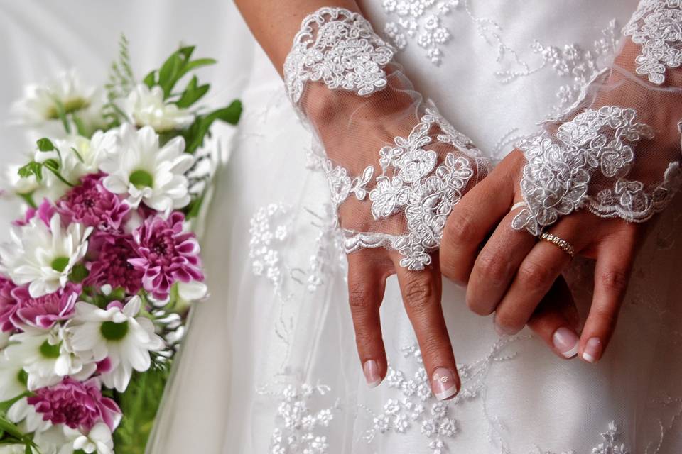 Manos de novia con anillo