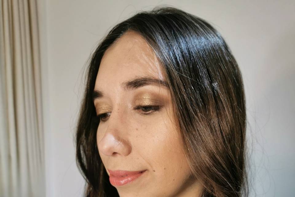 Maquillaje social y peinado