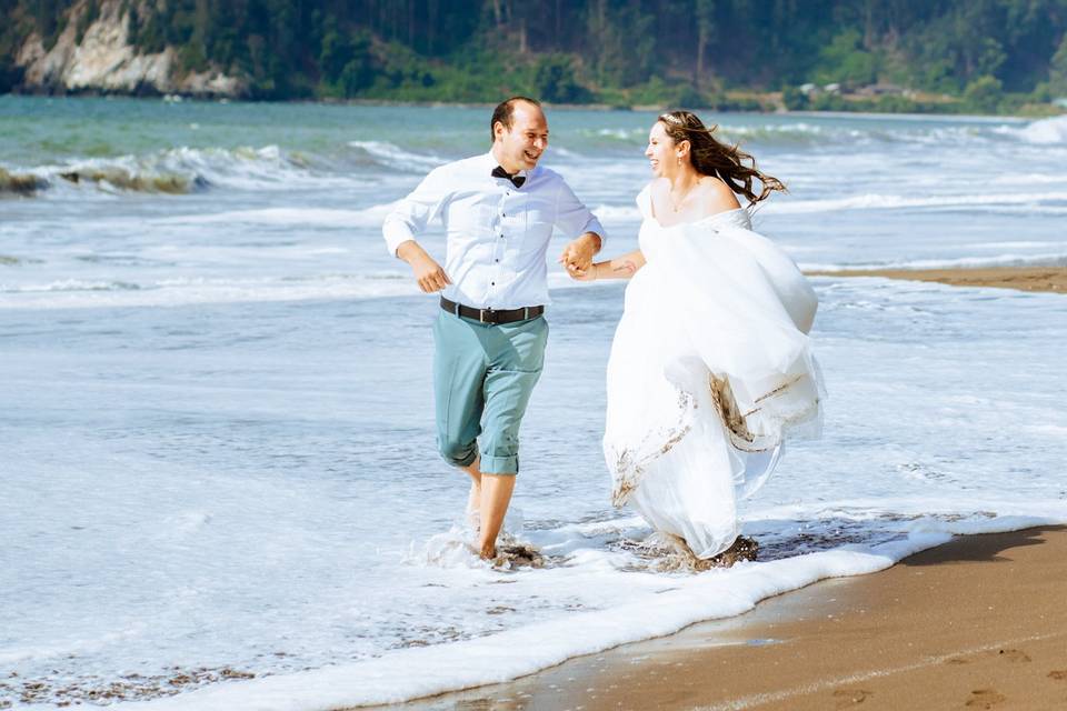 Pareja corriendo en la playa