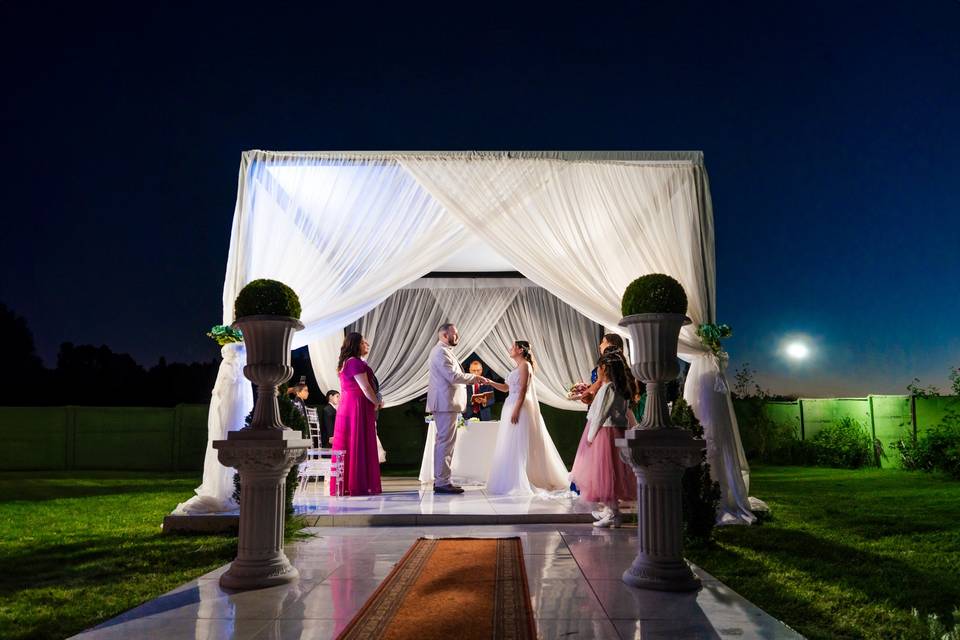 Ceremonia nupcial al aire libre y en la noche