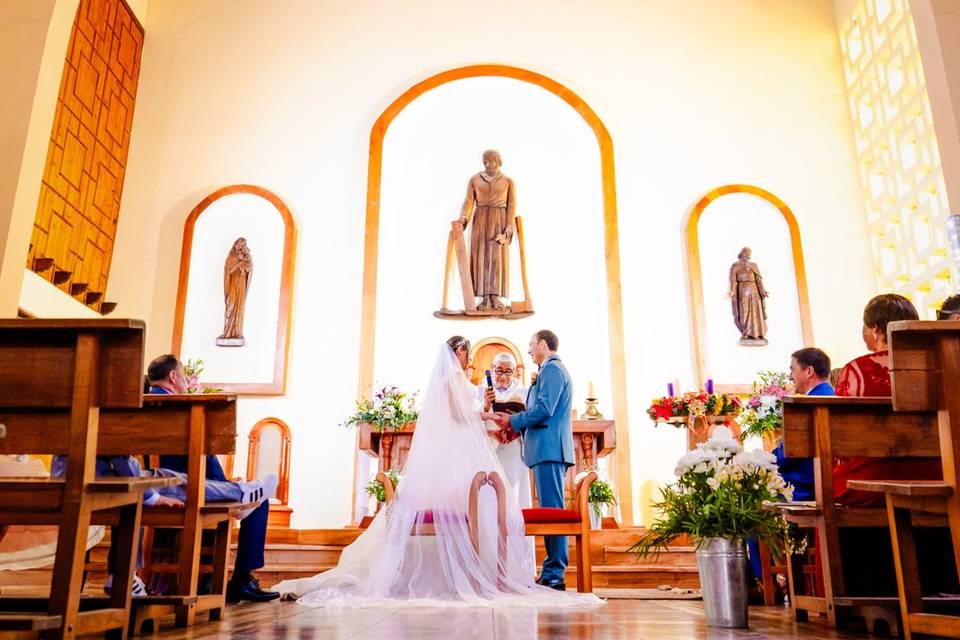 Pareja casándose en la iglesia