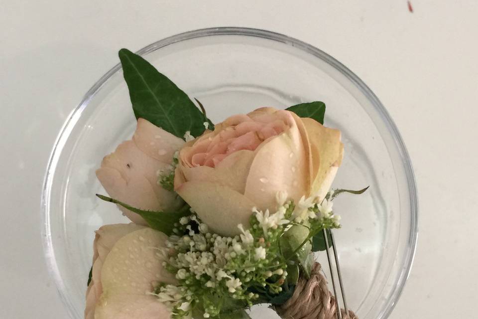 Boutoniere mini rosas