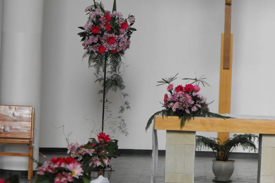 Arreglos florales en iglesia