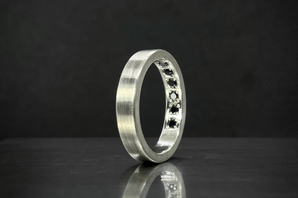 Plata y diamante negro