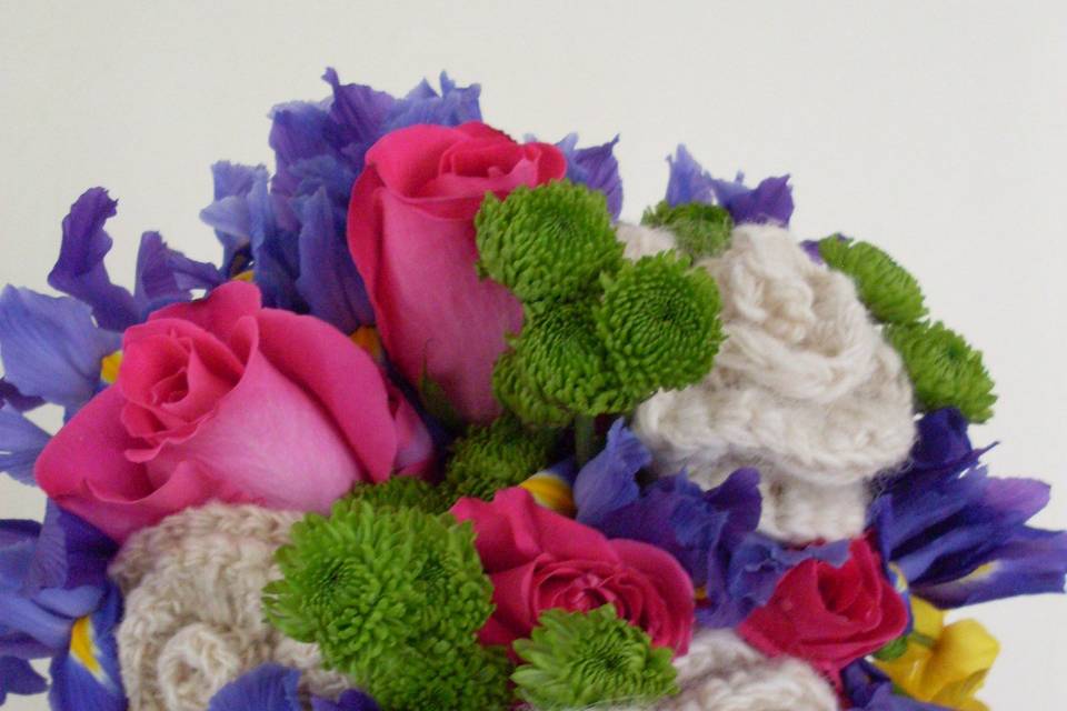 Ramo con flores y lana